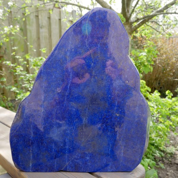 Prachtige lapis lazuli gepolijste vorm groot van 33 x 36cm en aan beide kanten prachtig blauw