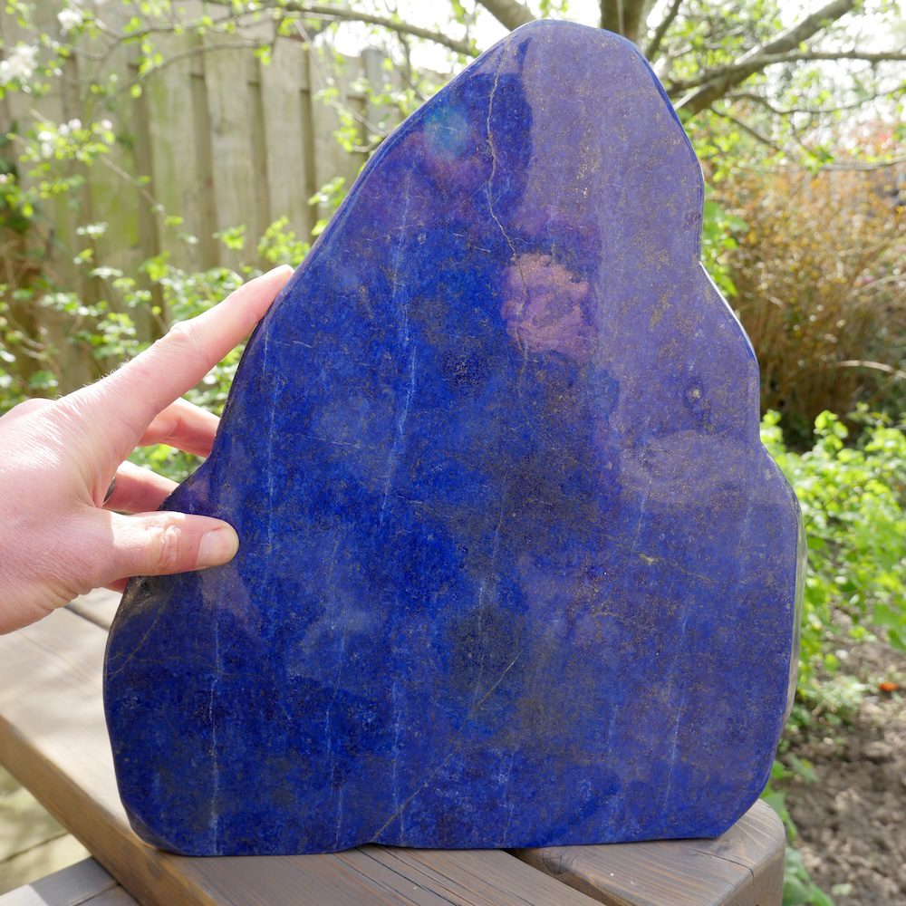 Prachtige lapis lazuli gepolijste vorm groot van 33 x 36cm en aan beide kanten prachtig blauw - met hand