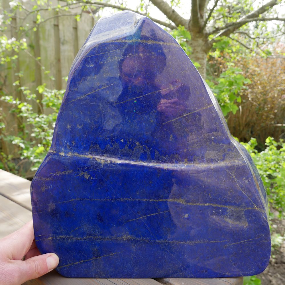 Prachtige lapis lazuli gepolijste vorm groot van 33 x 36cm en aan beide kanten prachtig blauw - achterkan
