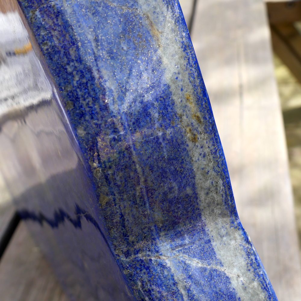 Prachtige lapis lazuli gepolijste vorm groot van 33 x 36cm en aan beide kanten prachtig blauw - detail zijkant