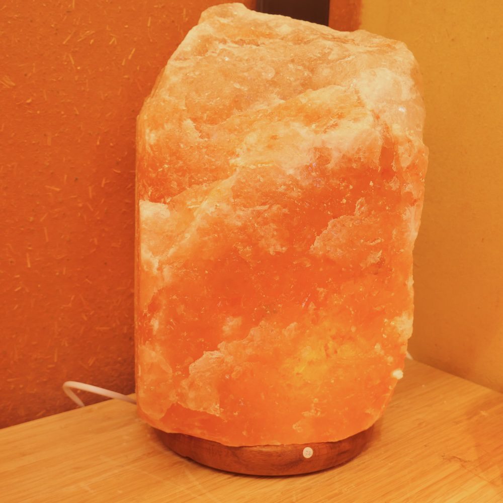 Himalaya zoutlamp met een gewicht van 18-24kg, inclusief bolletje - met lampje aan