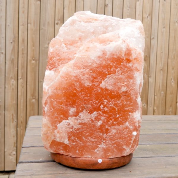 Himalaya zoutlamp met een gewicht van 18-24kg, inclusief bolletje