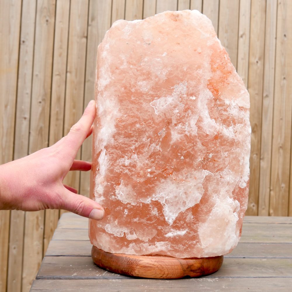Himalaya zoutlamp met een gewicht van 18-24kg, inclusief bolletje - grootte met hand