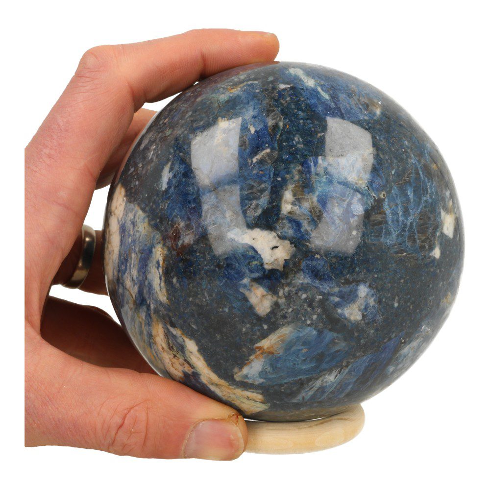 Fraaie dumortieriet bol met diameter van 11cm en houten ring, in hand