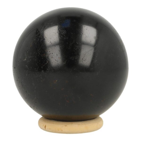 Zwarte toermalijn bol met dismeter van 69mm en houten ring