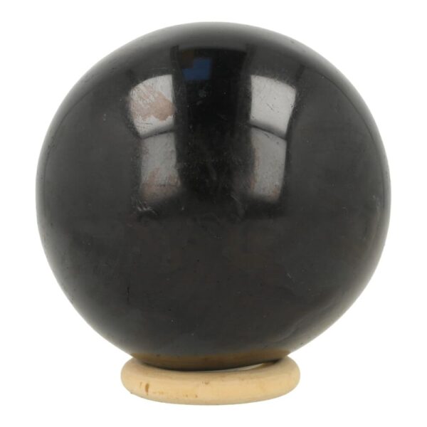 Zwarte toermalijn bol van 76mm diameter met houten ring