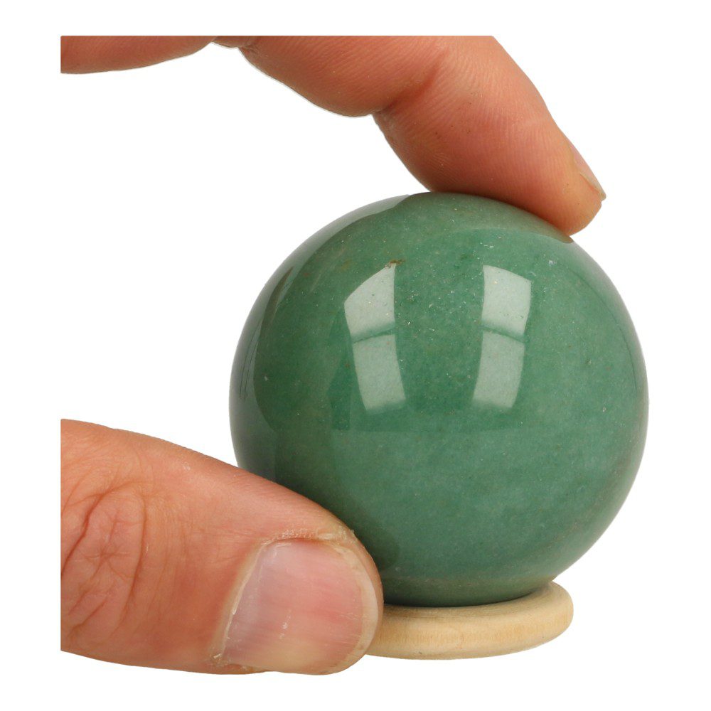 Fraaie groene aventurijn bol met diameter van 5cm en houten ring, nummer 1 - met hand
