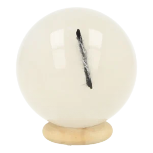 Leuke witte bergkristal bol met staafje zwarte toermalijn er in en diameter van 44mm