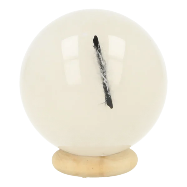 Leuke witte bergkristal bol met staafje zwarte toermalijn er in en diameter van 44mm