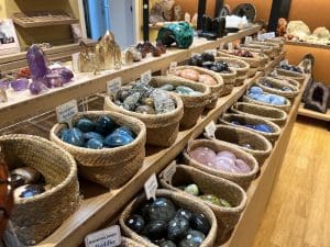 Veel soorten knuffelstenen in de winkel van Blije Boeddha edelstenen