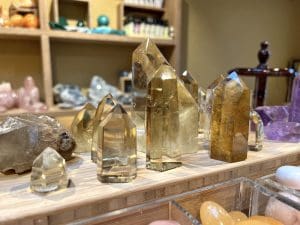 Natuurlijke citrien punten in de winkel van Blije Boeddha edelstenen