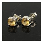 Fraaie natuurlijke citrien oorbellen met een facet geslepen stukje natuurlijke citrien van 6mm diameter er in en gemaakt van 925 sterling zilver
