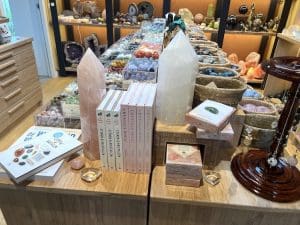 Mooie interieurstukken en boeken in de winkel van Blije Boeddha