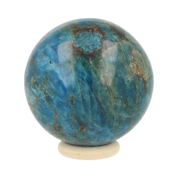 Helder blauwe apatiet bol met houten ring en diameter van 59mm uit Madagaskar