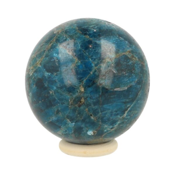 Fraaie blauwe apatiet bol met diameter van 61mm en houten ring uit Madagaskar
