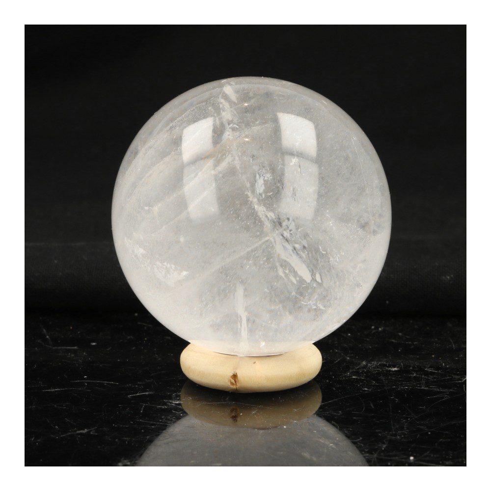 Mooie zachte energie bergkristal bol met diameter van 47mm, aanzicht 2