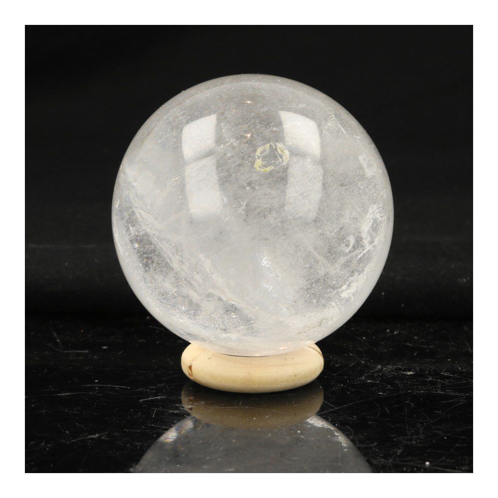 Mooie zachte energie bergkristal bol met diameter van 47mm, aanzicht 3
