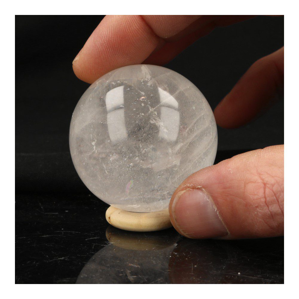 Mooie zachte energie bergkristal bol met diameter van 47mm, in hand