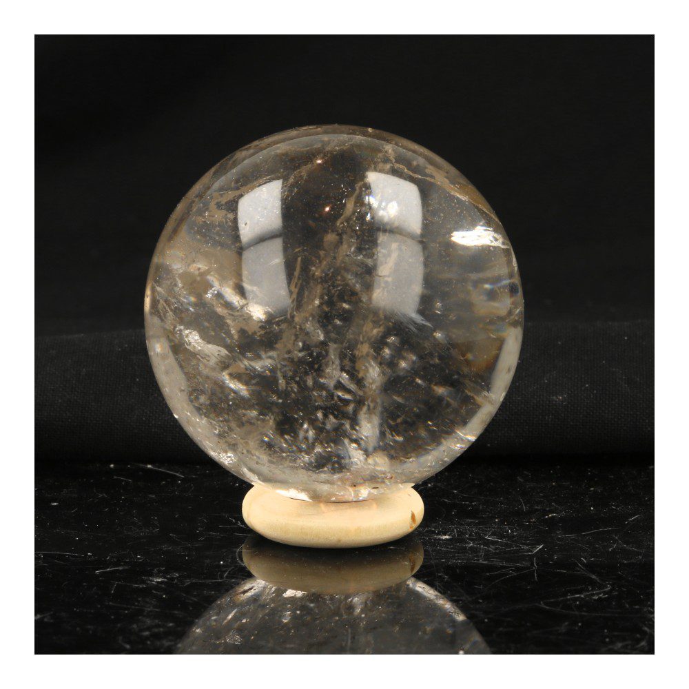 Helder bergkristal bol met diameter van 5cm en houten ring, aanzicht 2