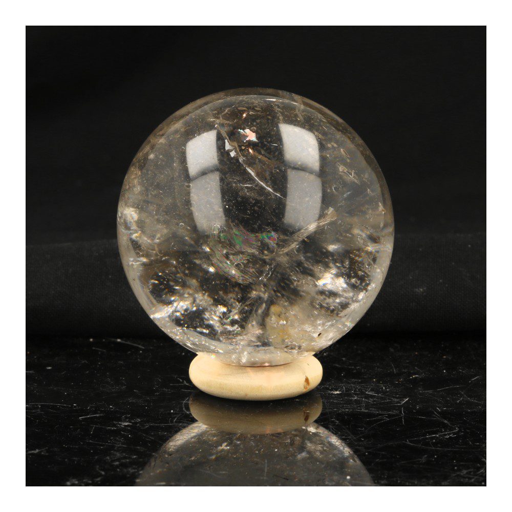 Helder bergkristal bol met diameter van 5cm en houten ring, aanzicht 3