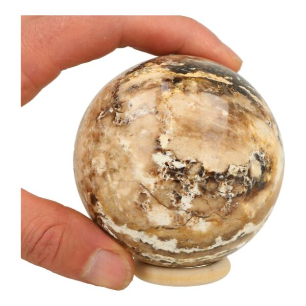 Fijn , licht bruine harte opaal bol met diameter van 83mm en houten ring