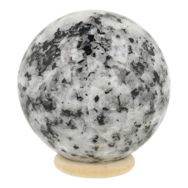 Mooie witte maansteen bol met diameter van 74mm en houten ring. Deze maansteen bol heeft veel blauwe glans vlakjes