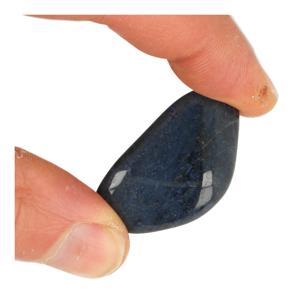 Fraaie donkerblauwe dumortieriet trommelsteen van circa 3cm detail met hand