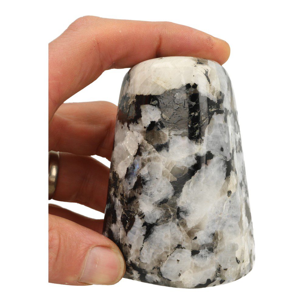 Witte maansteen gepolijst van ruim 9cm hoog met hand voor de grootte inschatting