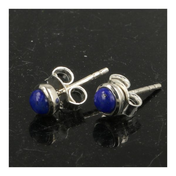 Fraaie lapis lazuli oorbellen in zilver met een knopje van 4mm