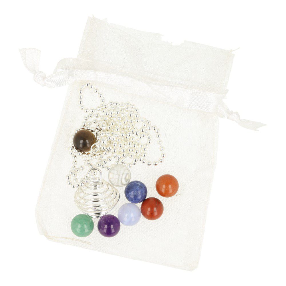 Detail van de chakra hanger set met 1cm bolletjes, in een wit cadeauzakje