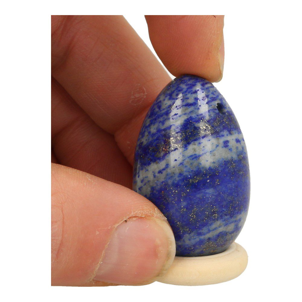 detail van lapis lazuli yoni ei 4cm in hand