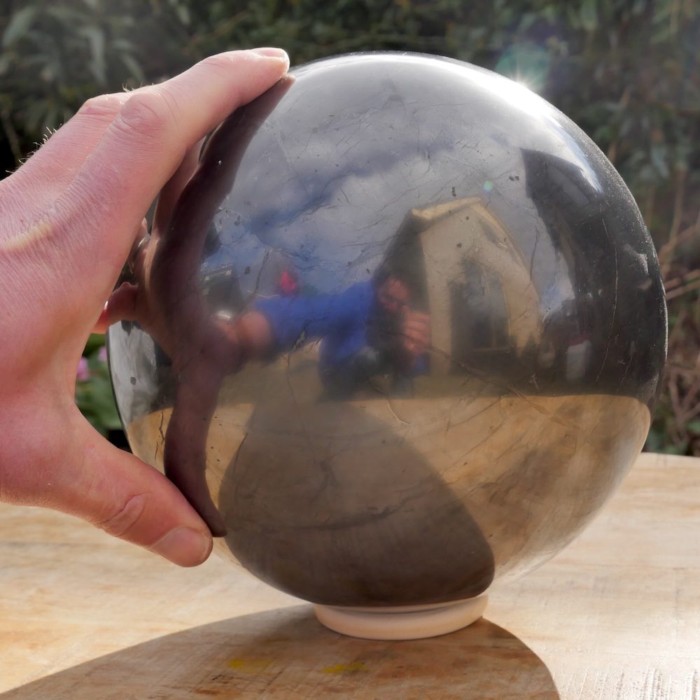 Fraaie shungiet bol XL van maar liefst 20cm diameter, wat een krachtpatser! Met hand voor de grootte inschatting
