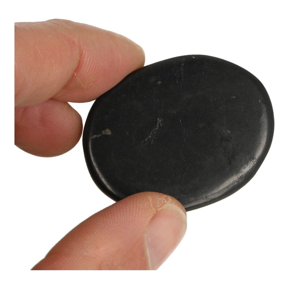Detail van fraaie platte shungiet zaksteen of amulet van circa 5cm