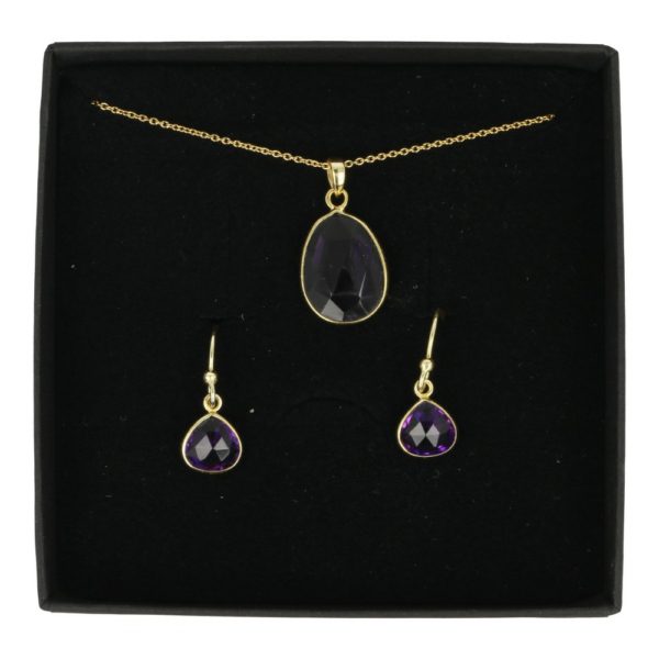 Fraai, A-kwaliteit amethist sieraden set in goud (verguld). De amethist sieraden set bestaat uit een hanger aan ketting en een bijpassende set oorbellen.