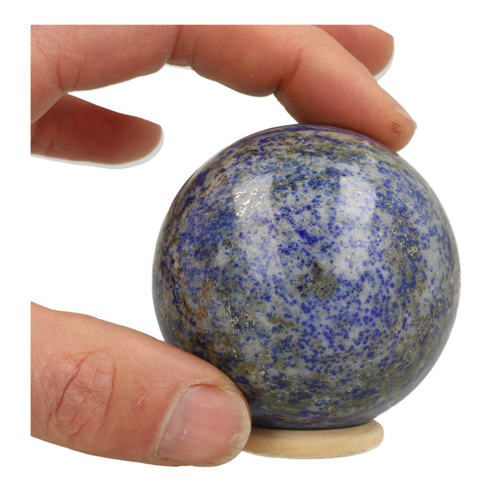 Bijzondere lapis lazuli bol met dimeter van 63mm op houten ring en veel pyriet - onderkant