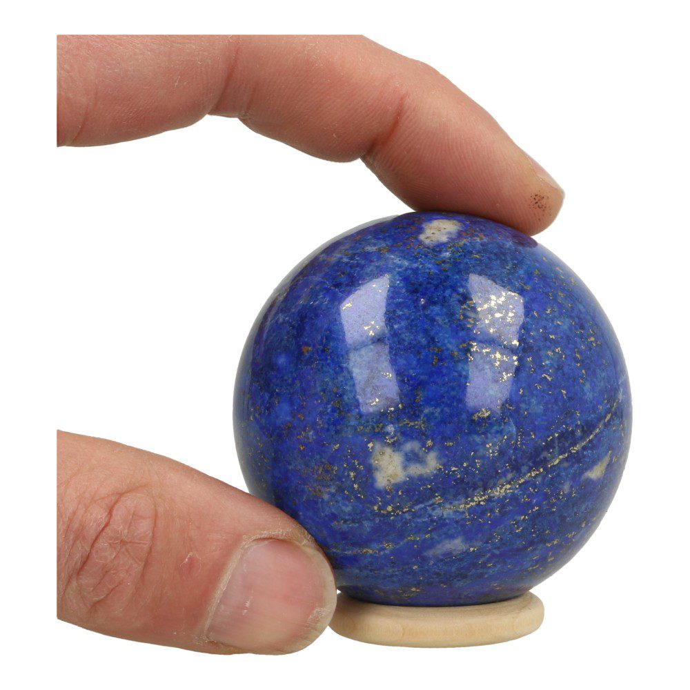 Topkwaliteit lapis lazuli bol met diameter van 58mm op houten ring - in hand