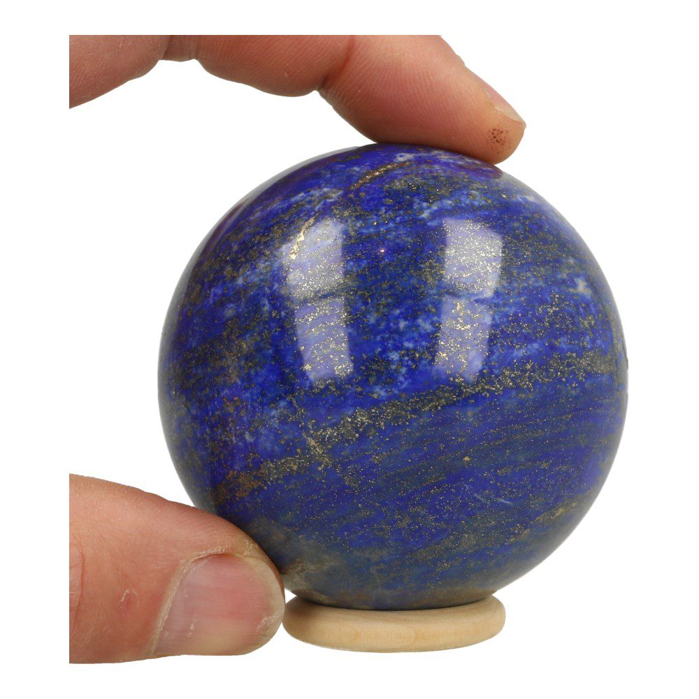Fraaie donkerblauwe lapis lazuli bol uit Afghanistan met diameter van 66mm op houten ring - in hand