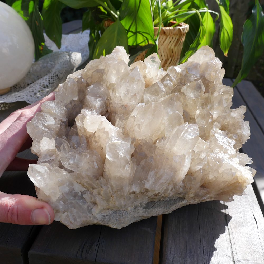 Bergkristal cluster XL uit Congo van 20 x 30cm en meer dan 10kg - met hand