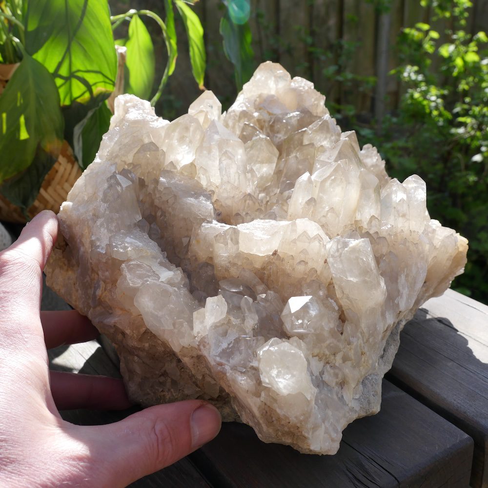 Bergkristal cluster XL uit Congo van 20 x 30cm en meer dan 10kg - met hand 2