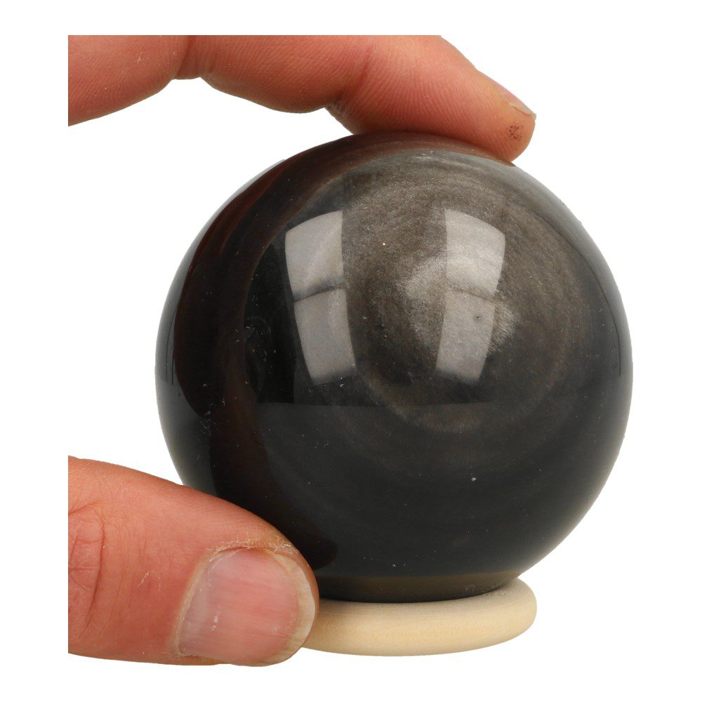 Fraaie goudglans obsidiaan bol met diameter van 66mm op houten ring - in hand