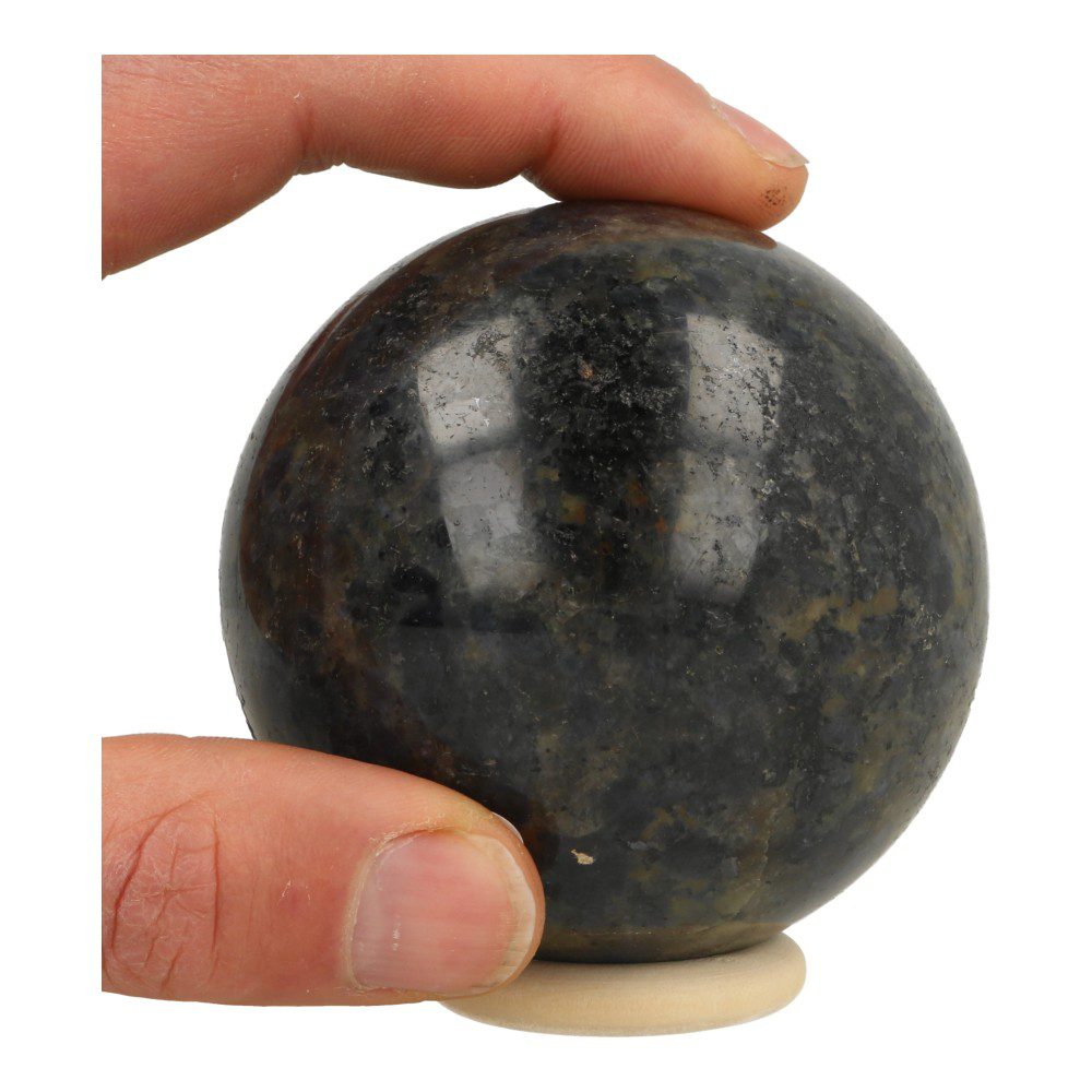 Zeldzame ioliet bol met donkerblauwe ioliet uit Madagaskar en een diameter van 77mm - met hand