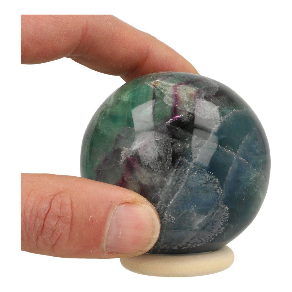 A-kwaliteit regenboog fluoriet bol met diameter van 65mm op houten ring - met hand aanzicht 2