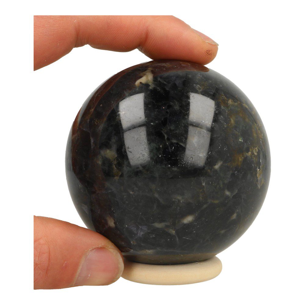 Fraaie donkere ioliet bol met diameter van 76mm uit Madagaskar - in hand