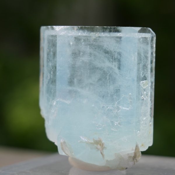 A-kwalitiet aquamarijn kristal 'nr3' uit Pakistan op transparant perspex voetje