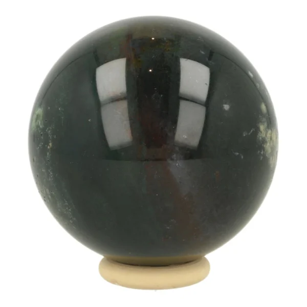 Fraaie donkere mosagaat bol van 64mm diameter op houten ring