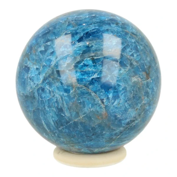 Prachtige helderblauwe apatiet bol met diameter van 68mm op houten ring