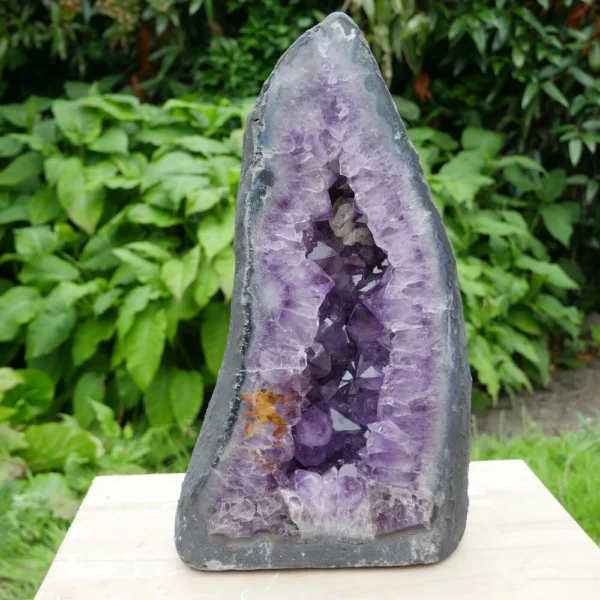 Mooie donkerpaarse amethist geode van 10,7kg uit Brazilië