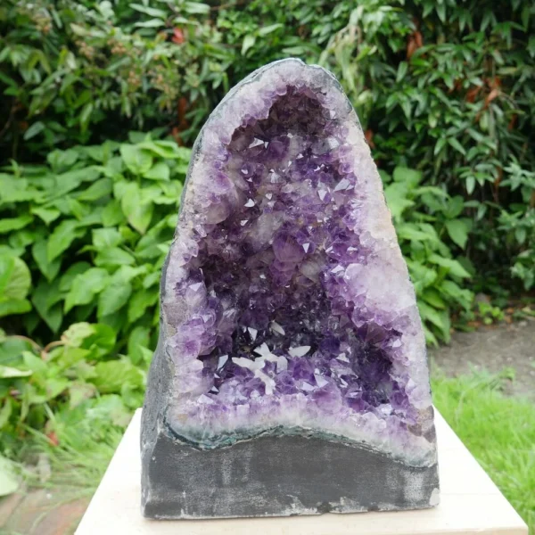 Mooie donkerpaarse amethist geode van 16,6kg uit Brazilië
