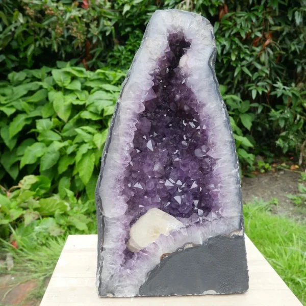 Fraaie amethist geode met calciet kristal en een gewicht van 17,8kg