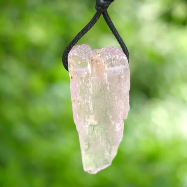 Mooie grote kunziet hanger doorboord uit een kunziet kristal nr2